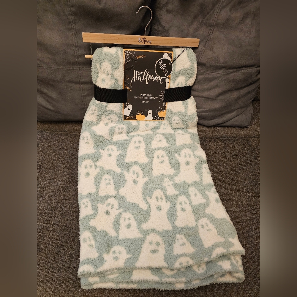 Green Ghost Throw Blanket